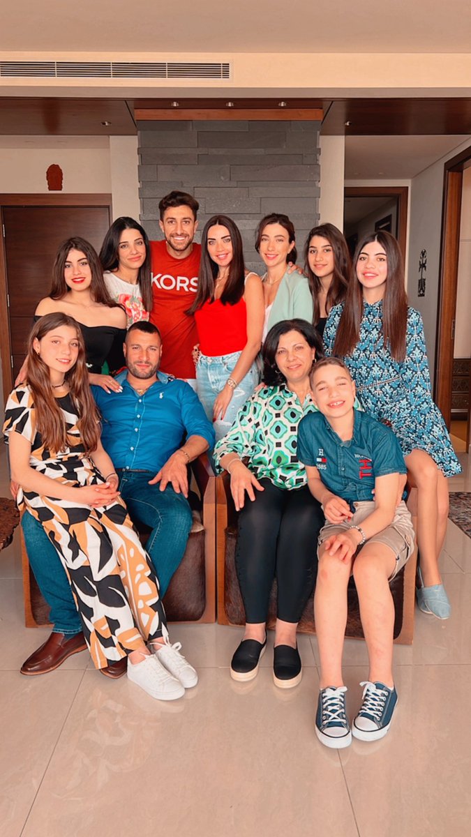 DalidaKhalil's tweet photo. الطفل يجمع أهل البيت حوله، لأنه مصدر فرحهم وبسمتهم، ومحور اهتمامهم في الأعياد والمناسبات، في حضوره تتغلب العائلة على تجارب عديدة منها القسمة والتفرقة ونبذ الاخر. وعندما يغيب، تغيب معه الأحلام والطموح… إنشالله العيل كلها بتضل مجموعة❤️😇 https://t.co/2UdTTV7Kgu