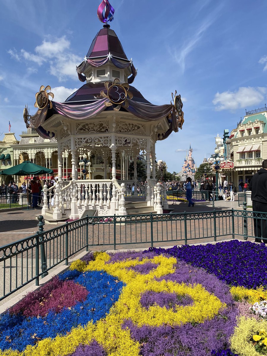 schramlbauer's tweet photo. Greetings from Disneyland Paris, it is beautiful!!!❤️❤️❤️ https://t.co/ZzJdVUvtsb