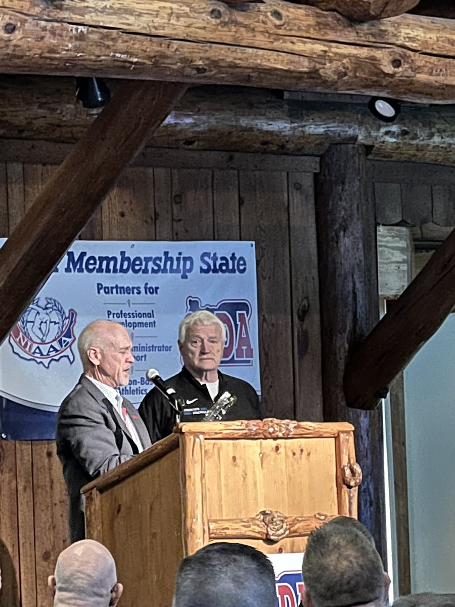 3riversSD's tweet image. North Valley HS Athletic Director Tim Sam introducing legendary @Proactivecoach author &amp;amp; legend in coaching character through athletics and leadership Bruce Brown.  Coach Brown is presented with the Oregon Athletic Director Association Lifetime Impact Award #MakeADifference #oada