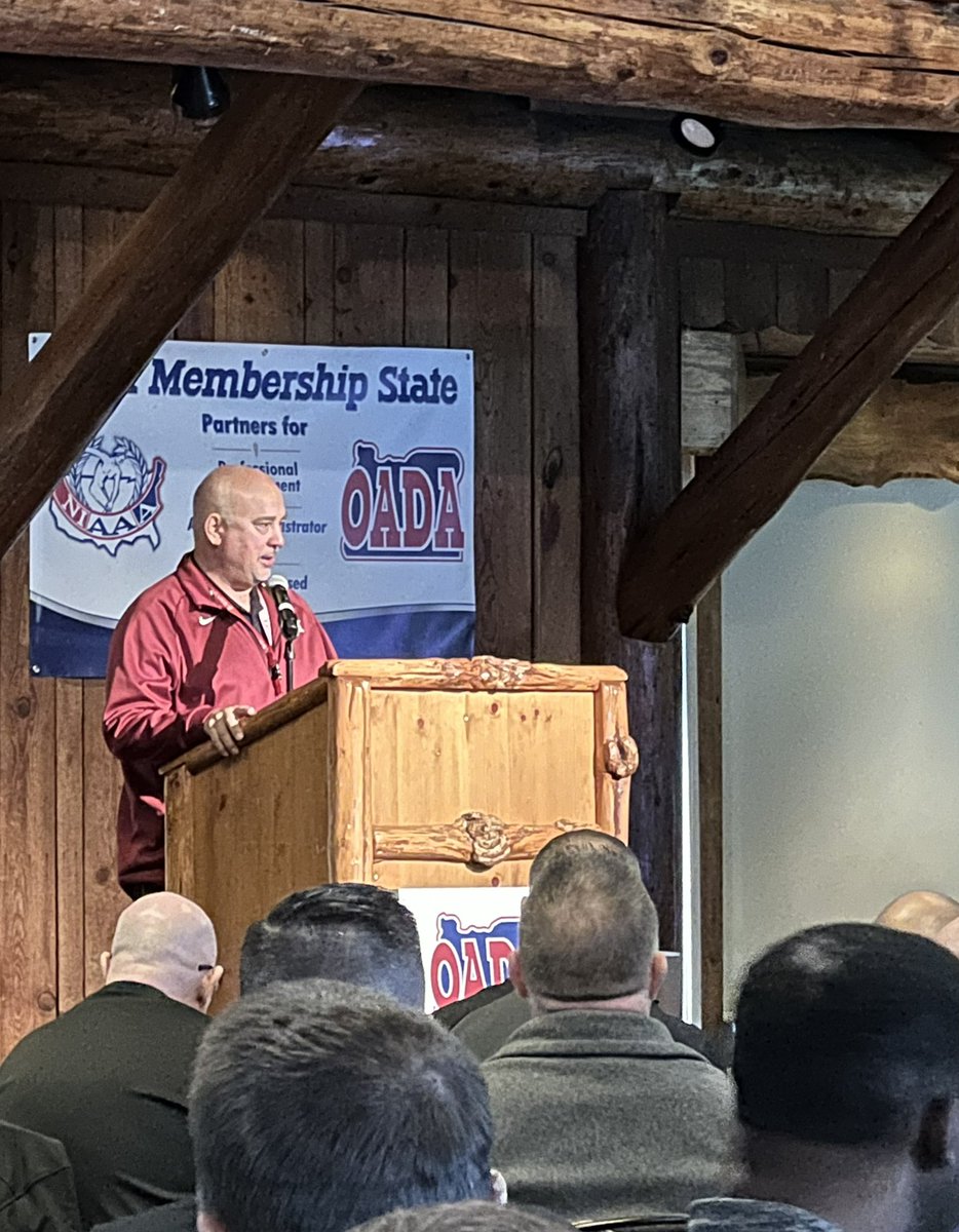 3riversSD's tweet image. North Valley HS Athletic Director Tim Sam introducing legendary @Proactivecoach author &amp;amp; legend in coaching character through athletics and leadership Bruce Brown.  Coach Brown is presented with the Oregon Athletic Director Association Lifetime Impact Award #MakeADifference #oada