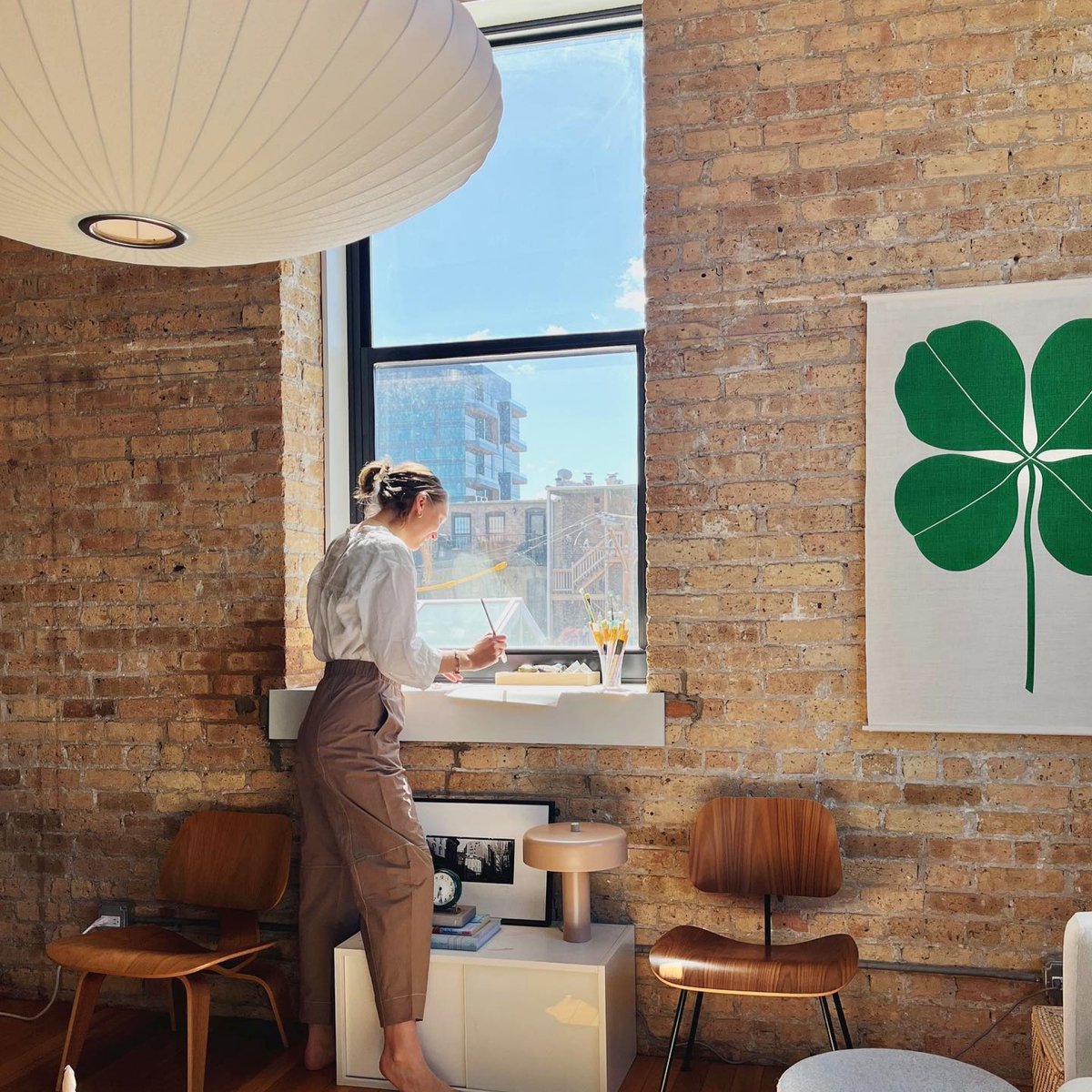 HermanMiller's tweet photo. When inspiration hits, is your space ready? Design Strategist Jessica DeMeester's loft is designed to support and feed all her creative pursuits—even the occasional windowsill painting moment. 🎨 #hmathome
📸 c/o Jessica DeMeester https://t.co/Bge8ErTAtx