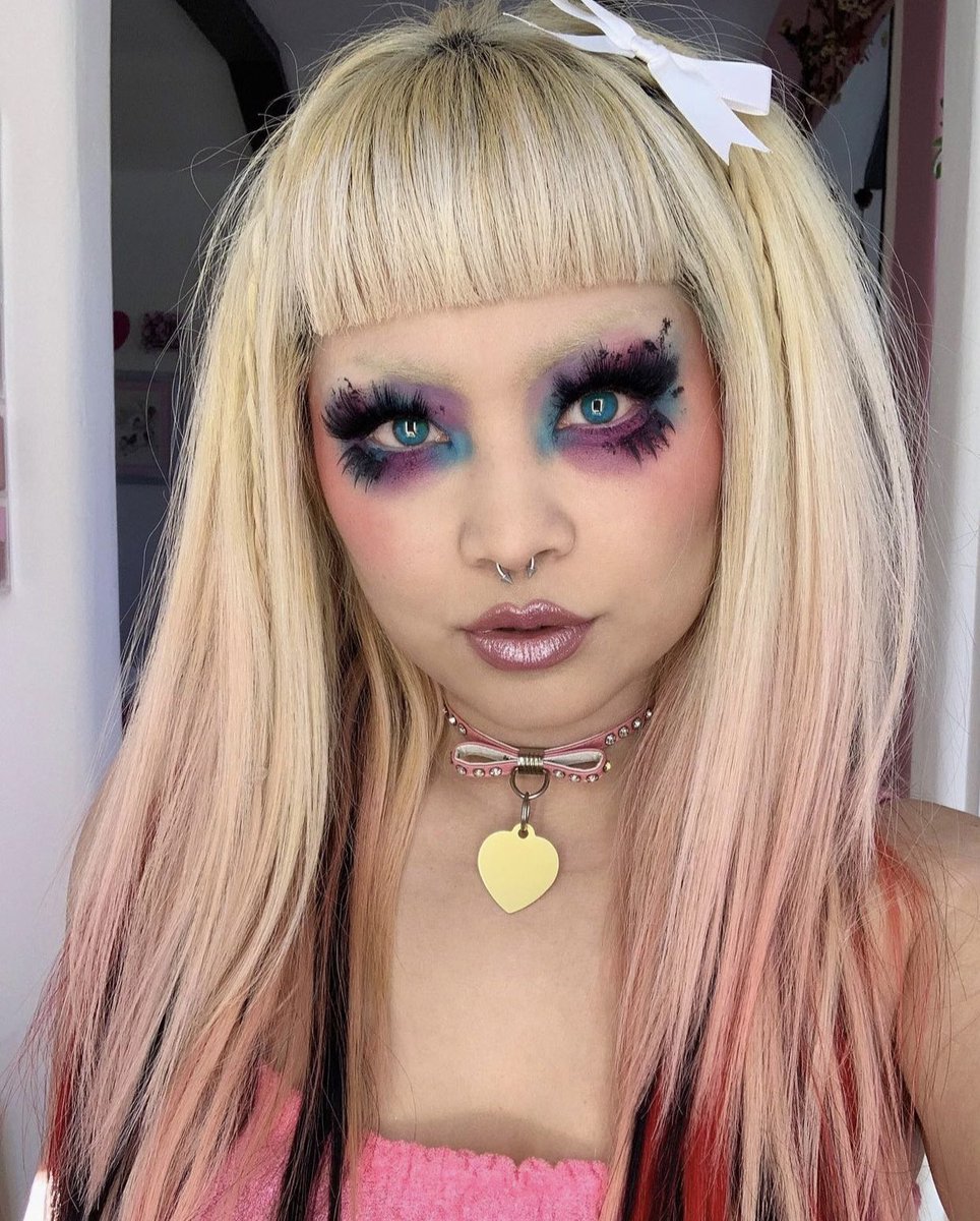 sugarpillmakeup's tweet image. Color outside the lines! #Sugarpill founder @shrinkle created this messy eyeshadow look using Kim Chi, Hypnotic, Sixteen, Ego, and Velouria  Pressed Eyeshadows.
Lips are #shrinkle x @trixiecosmetics Angel Cat lip gloss over @doseofcolors Stone lipstick!