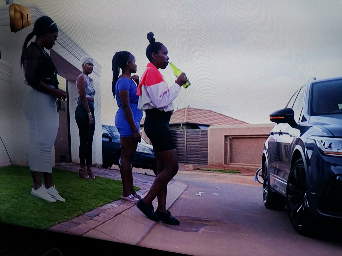 precise1990's tweet image. imagen you going to date with some wearing like this with a bottle #DateMyFamily