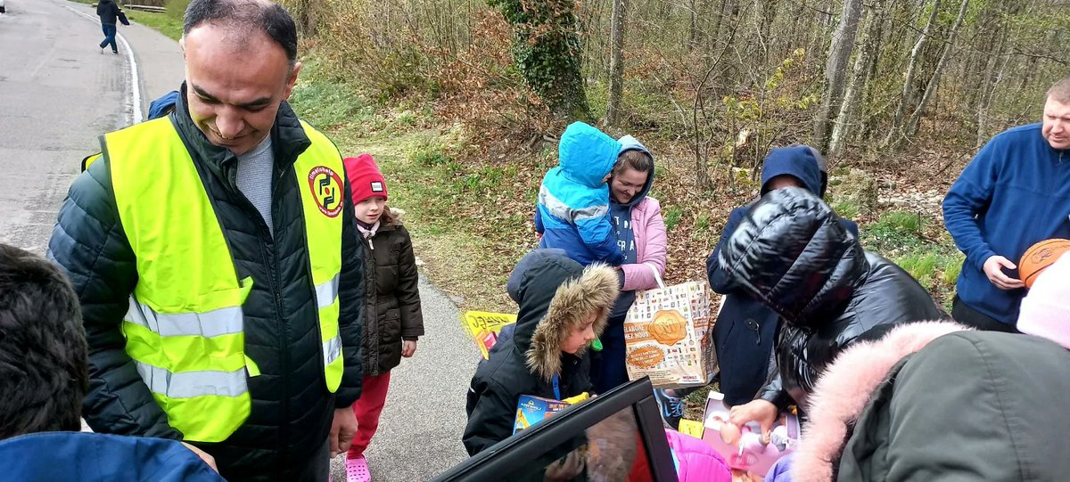 Heute konnten wir den Kindern aus der Ukraine, die im Asylzentrum im Embrach hausen, glücklich machen.
Unsere freiwilligen Helfer/-Innen haben den Kindern Pizzen und Spielzeug verteilt.
Es war uns eine große Freude, den Kindern ein Lächeln zu schenken.
Unterstützen Sie uns dabei.