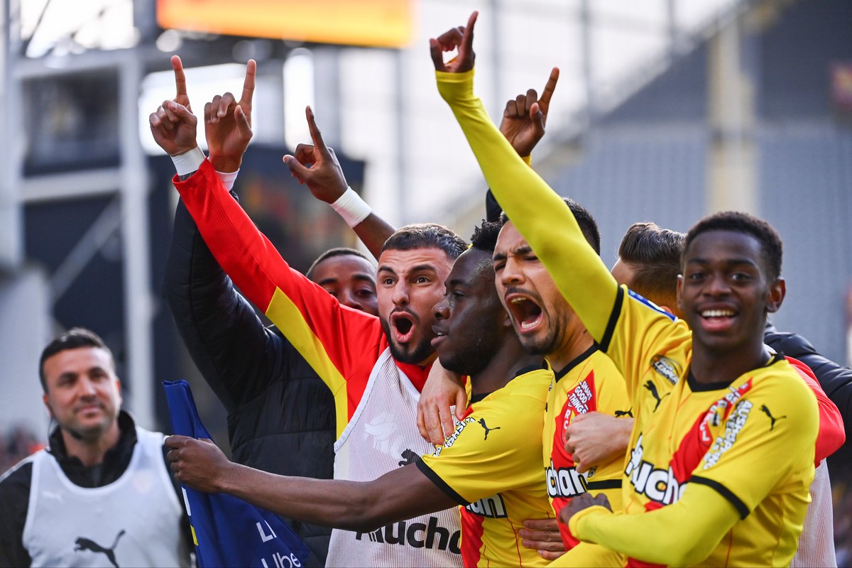 ActuFoot_'s tweet photo. LENS  3-0  NICE

Énorme performance des Lensois qui, réduits à 10 contre 11 après seulement 17 minutes de jeu, étrillent l’OGC Nice. 🔴🟡🔥 https://t.co/SCINmxBpJW