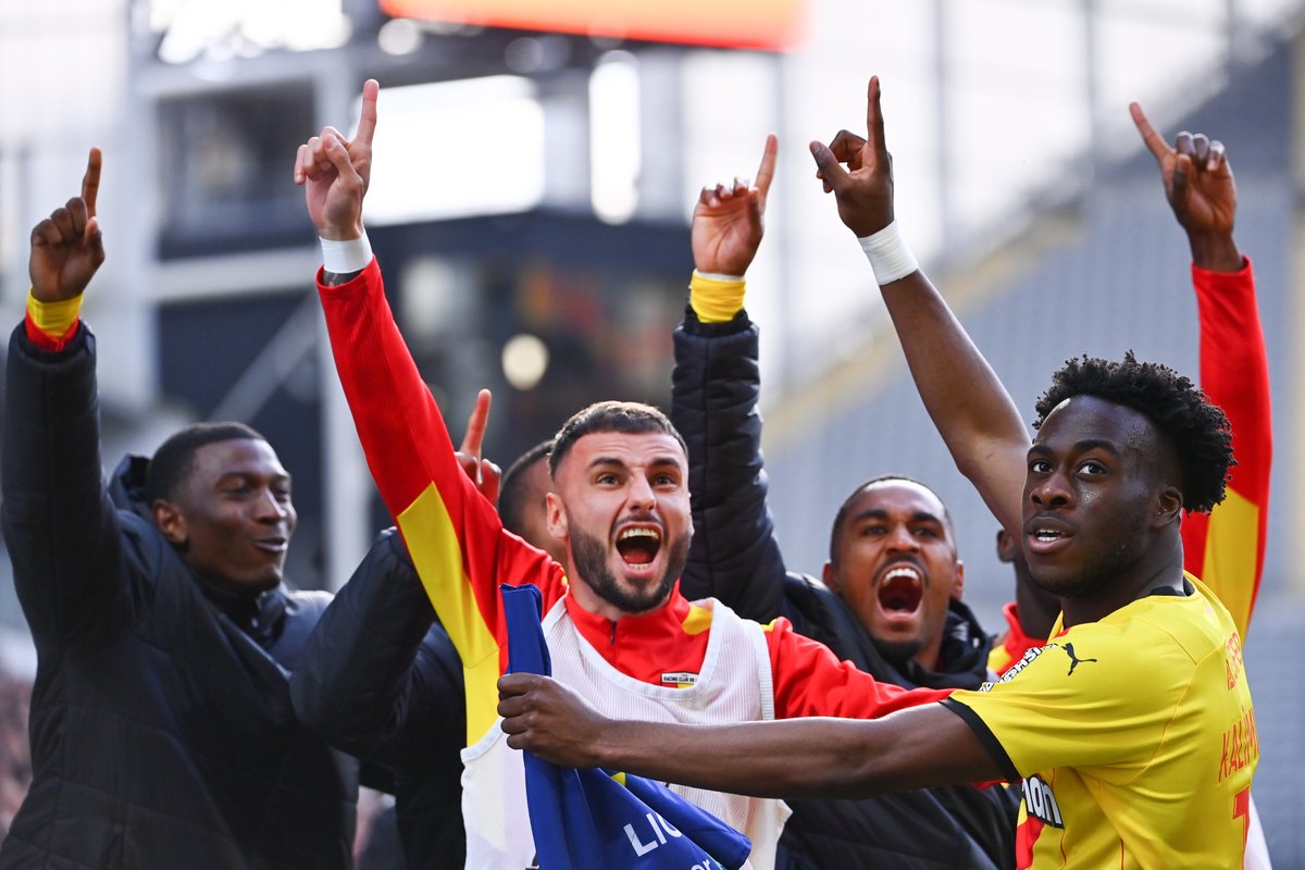 ActuFoot_'s tweet photo. LENS  3-0  NICE

Énorme performance des Lensois qui, réduits à 10 contre 11 après seulement 17 minutes de jeu, étrillent l’OGC Nice. 🔴🟡🔥 https://t.co/SCINmxBpJW