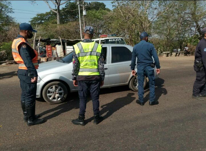 poliguarico15's tweet photo. #Hoy|| Con el fin de dar cumplimiento al Plan Nacional de optimización de los @cuadrantdpaz y así brindar seguridad y protección a la población en general, se realizó saturación de áreas mixta en el Mpio. Mellado.
#InicioDeLaSemanaMayor 
#CCP6 https://t.co/puiXzaStDW