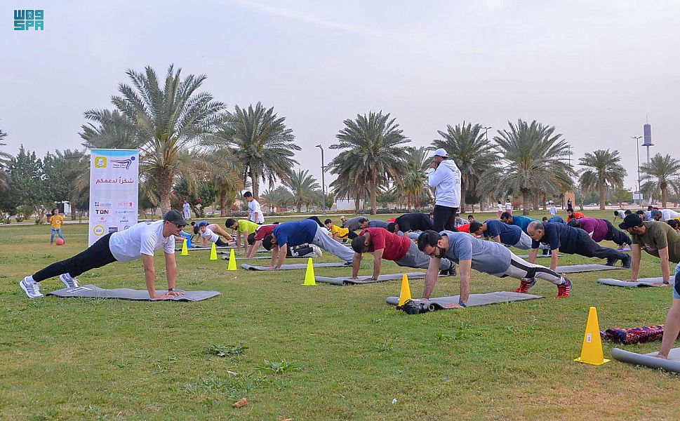 SPAqualitylife's tweet photo. شاب سعودي يقدم خبرته في اللياقة البدنية لأكثر من 300 متدرب بإحدى حدائق بريدة.
https://t.co/kdaqpdY6CI
#واس_جودة_الحياة https://t.co/4lVSPF0awN