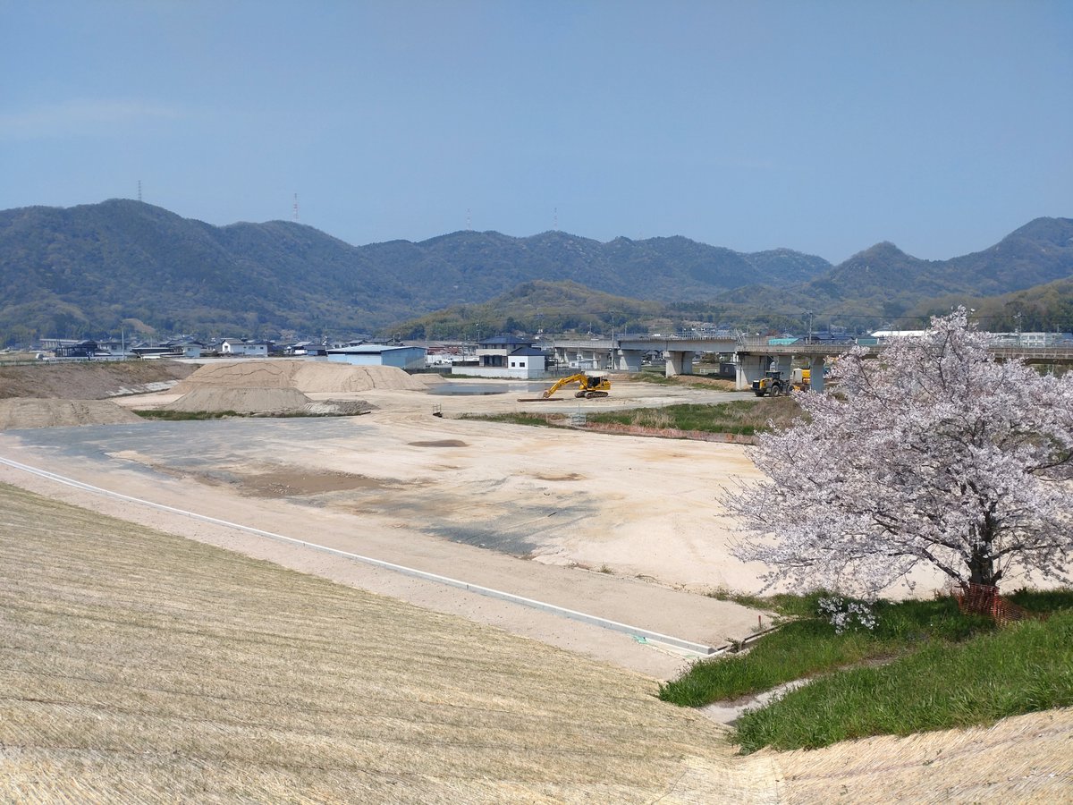 aralxb3's tweet photo. 自宅近くの
平成30年西日本豪雨で決壊した小田川堤防
そこに関わる強化工事が完了しました
関係者の皆様、ありがとうございました
自身が忘れない為にも、一連の流れを残しておきます

1枚目：広く丈夫になった堤防
2：工事用の土を作る土工場跡跡地

3：H30.7.9
4：土工場稼働最盛期 https://t.co/cqcJ9ELwK2