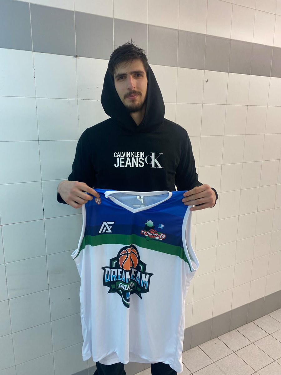 Andreas Tsoumanis <a href="/andreastsoum/">Andreas Tsoumanis</a>  @SagradoCoraznCC  ya posa con la camiseta del Primer Quinteto de la temporada AFSports <a href="/afsequipaciones/">AFS indumentaria</a>