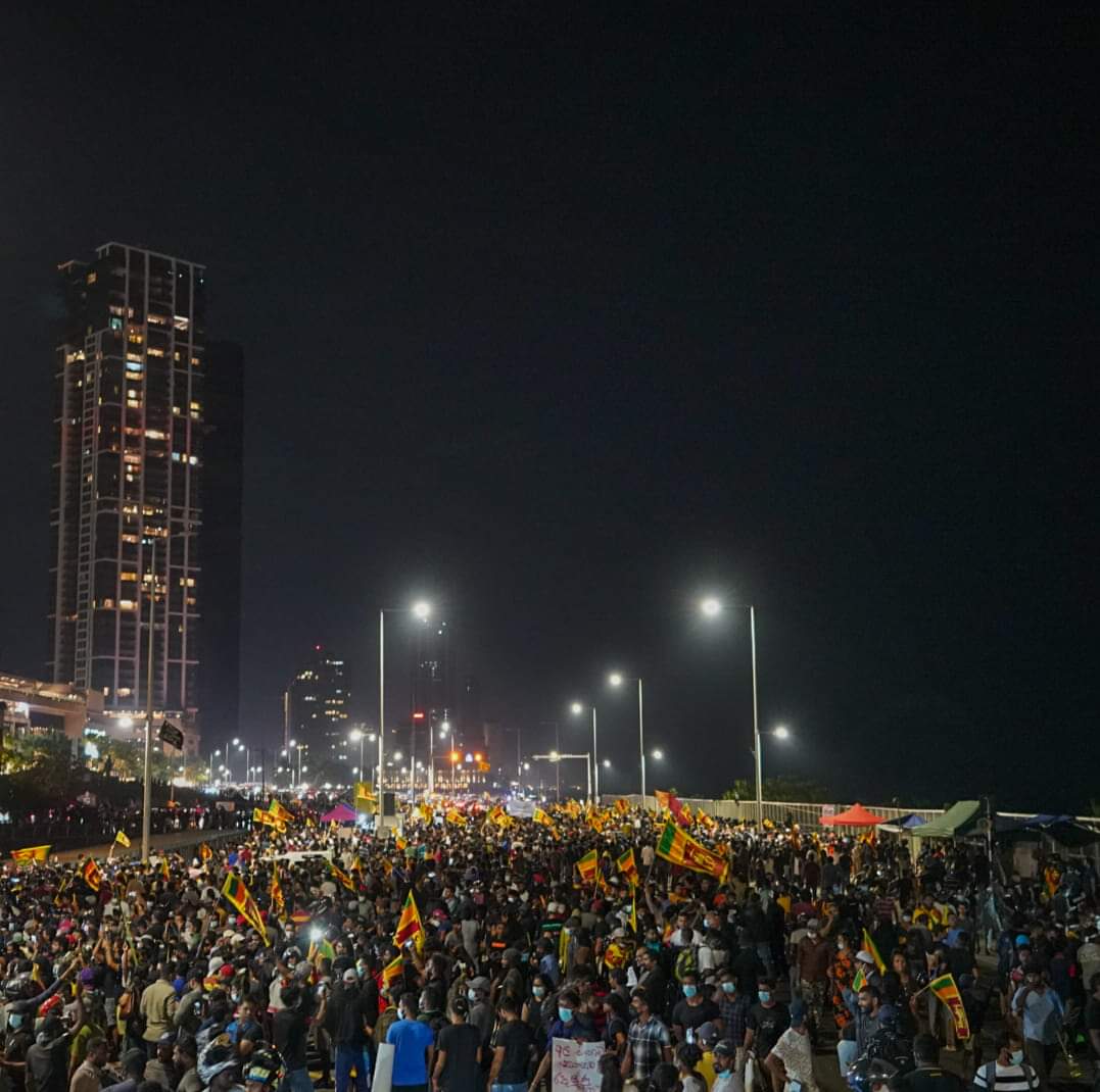 NewsWireLK's tweet photo. 10.00PM - Update - Galle Face Sri Lanka 🇱🇰 

📷 @ThilinaKalu https://t.co/XDXQAfrv8m