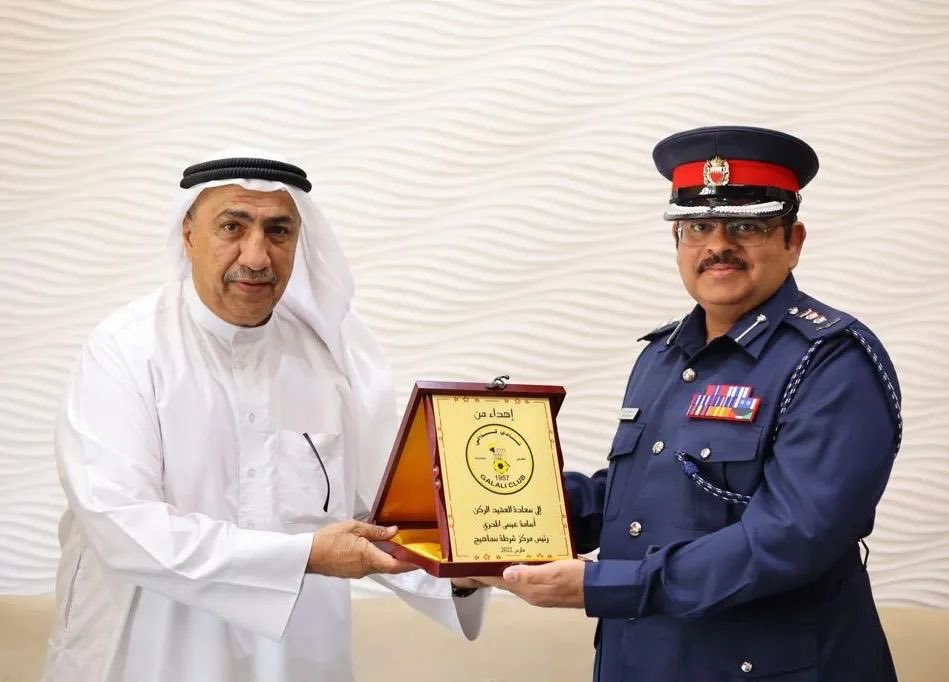 MOi_B3's tweet photo. قام العقيد أسامة المحري رئيس مركز شرطة سماهيج بزيارة إلى_ عدد من الأندية بمحافظة المحرق ، وذلك في إطار سعي مديرية شرطة محافظة المحرق إلى تعزيز مبدأ الشراكة المجتمعية والانتماء الوطني مع مختلف .مؤسسات المجتمع المدني

#وزارة_الداخلية #شرطة #البحرين #moi_bahrain #bahrainpolice https://t.co/K9lL7eMBEq