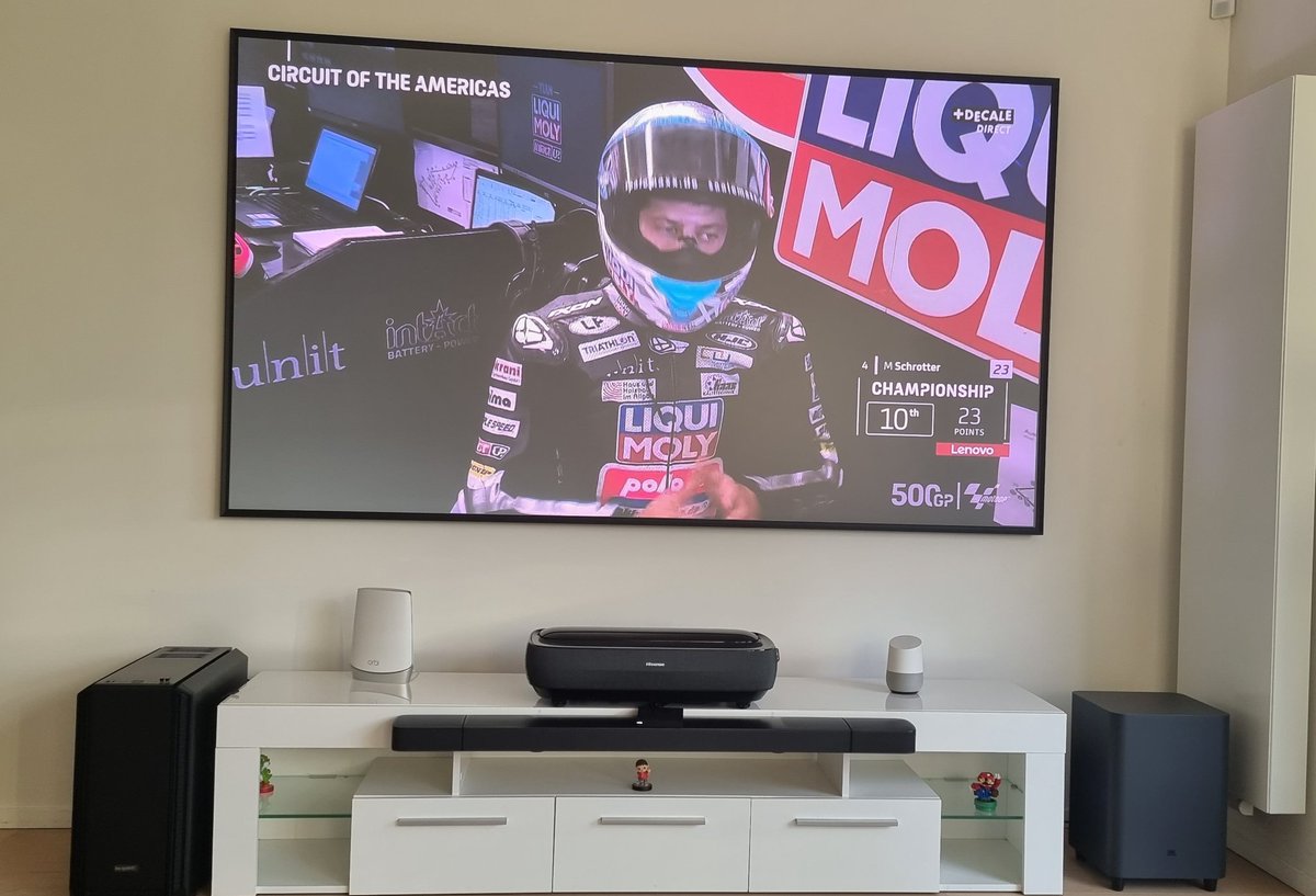 LeCob58's tweet photo. @ppgarcia75 Projecteur Hisense 100L9G, barre de son jbl 9.1, à gauche PC grosse config pour simulation et casque de RV. https://t.co/p5GrBlwCti
