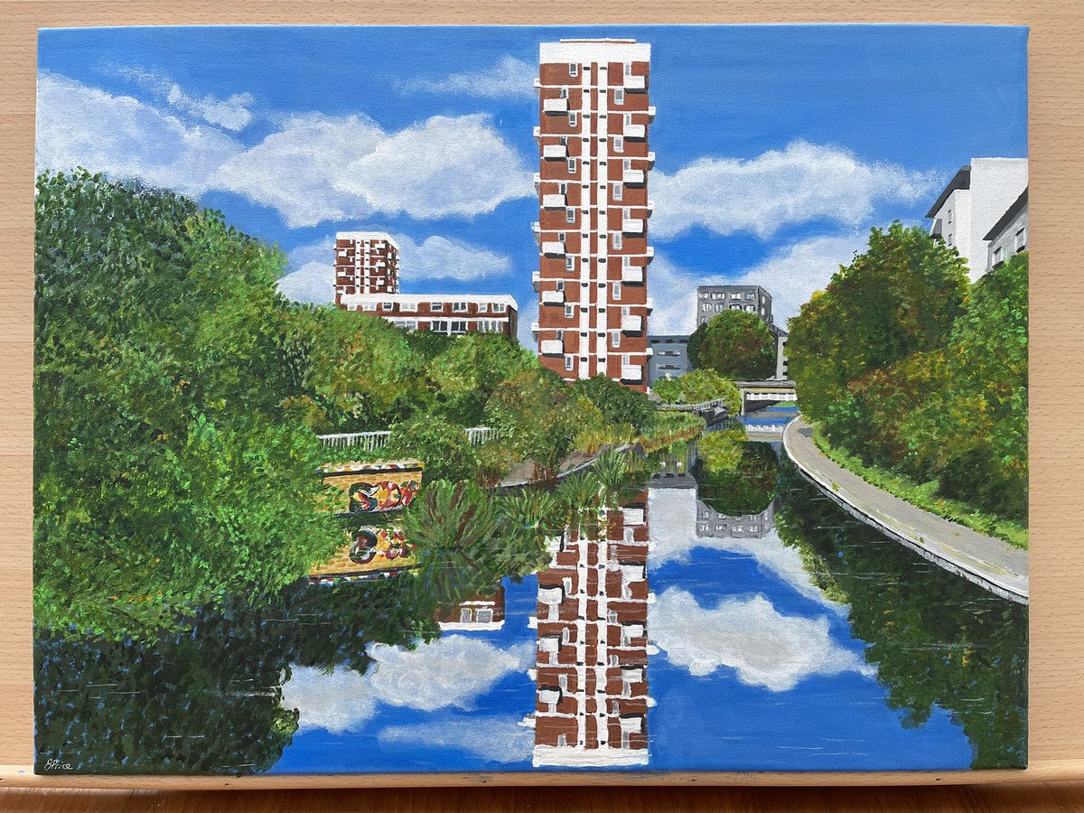 On the Commercial Road Limehouse you can peek over the edge of a bridge &look down at the Regent’s Canal.The last time I was there the sun was shining,the water still &the reflection was picture perfect. This urban scene looked so lovely to me I decided to paint it #regentscanal