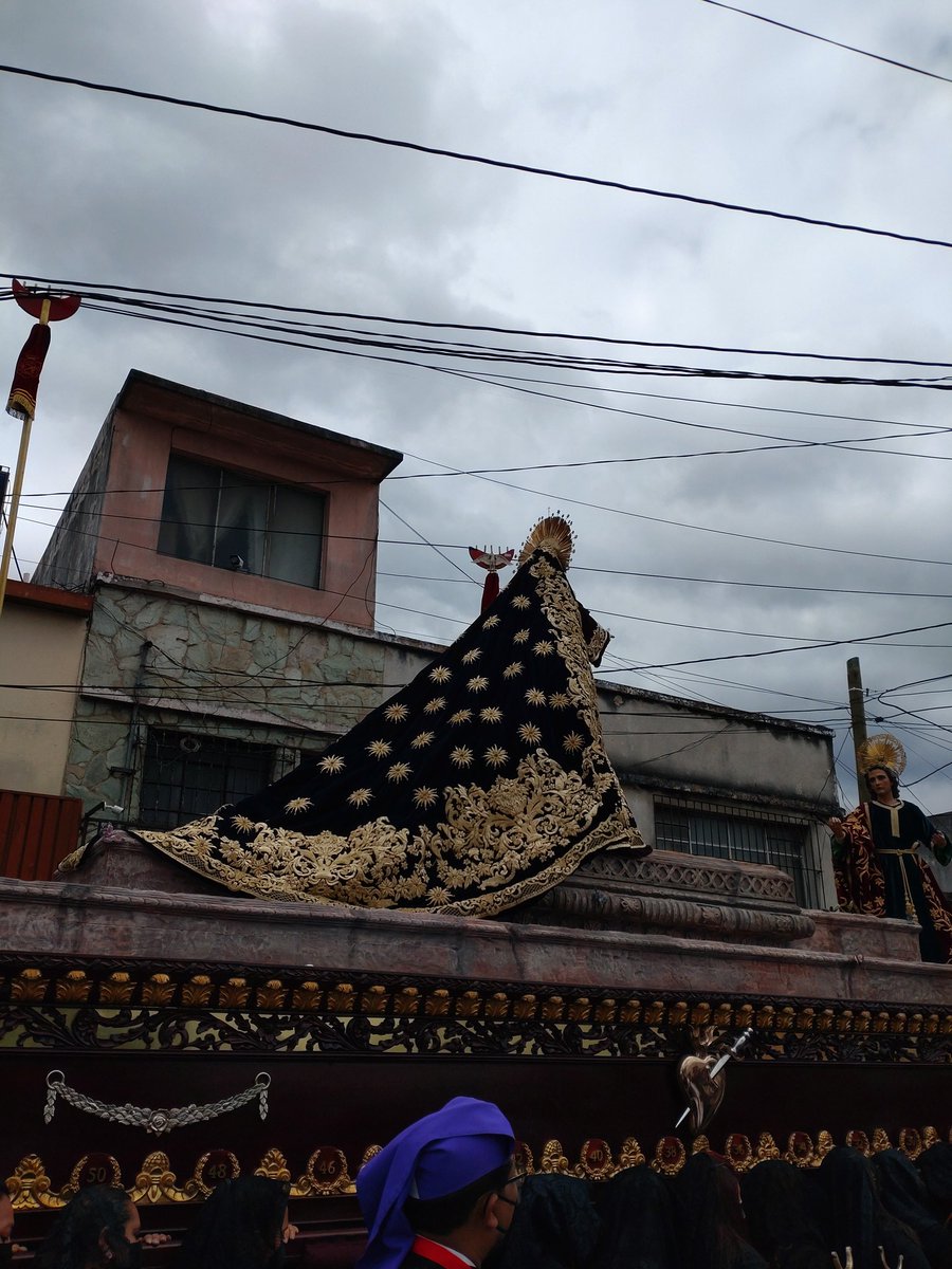 Capirotes_Mad's tweet photo. #DomingoDeRamos | La Virgen de Dolores, Reina del Domingo de Ramos también se desplaza por la 11 avenida para visitar el Barrio Moderno.

#ProcesionesGT #VirgenDeDolores #BarrioModerno #SemanaSanta2022 #Guatemala https://t.co/94s0n4SUuE