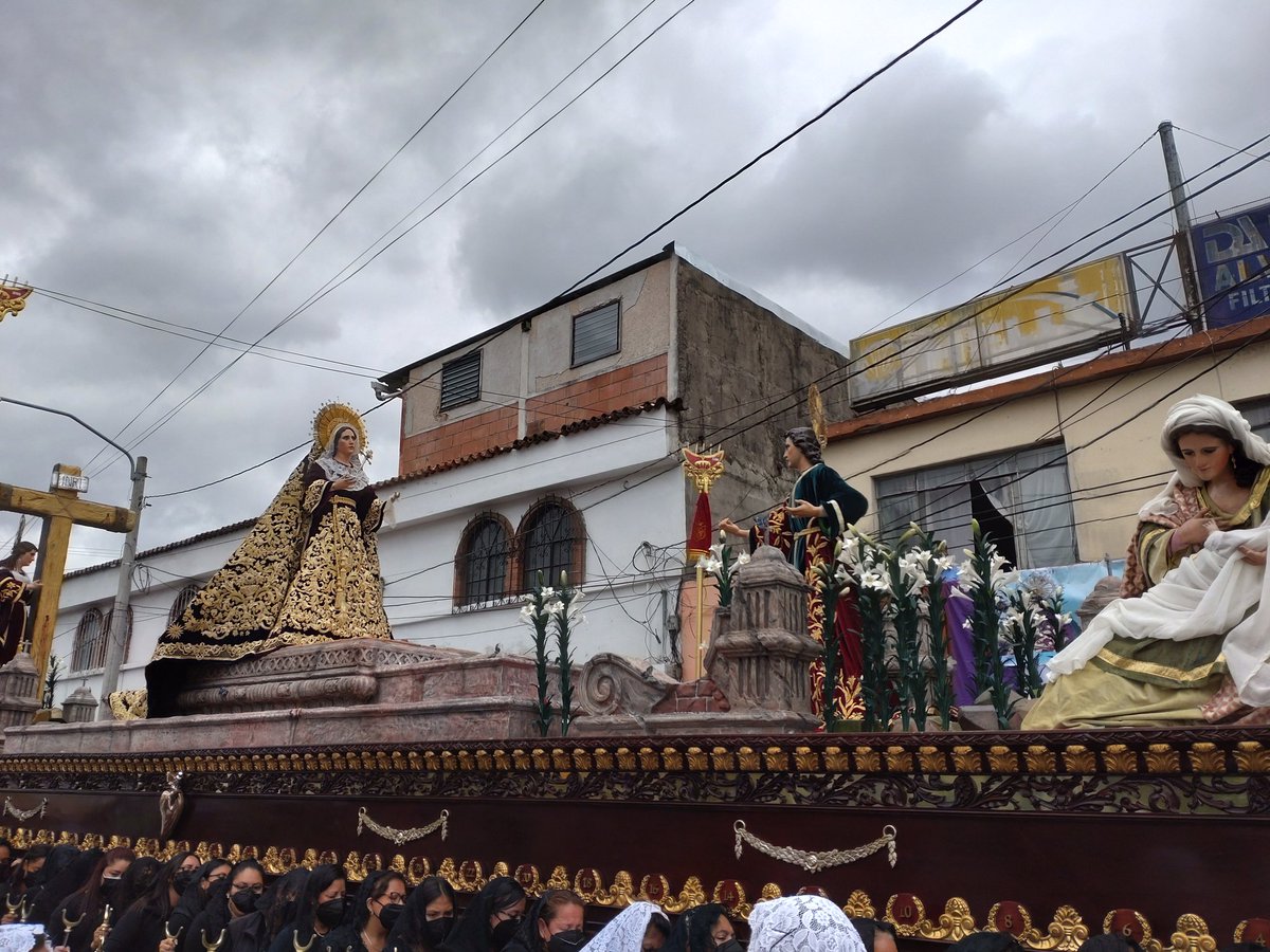 Capirotes_Mad's tweet photo. #DomingoDeRamos | La Virgen de Dolores, Reina del Domingo de Ramos también se desplaza por la 11 avenida para visitar el Barrio Moderno.

#ProcesionesGT #VirgenDeDolores #BarrioModerno #SemanaSanta2022 #Guatemala https://t.co/94s0n4SUuE