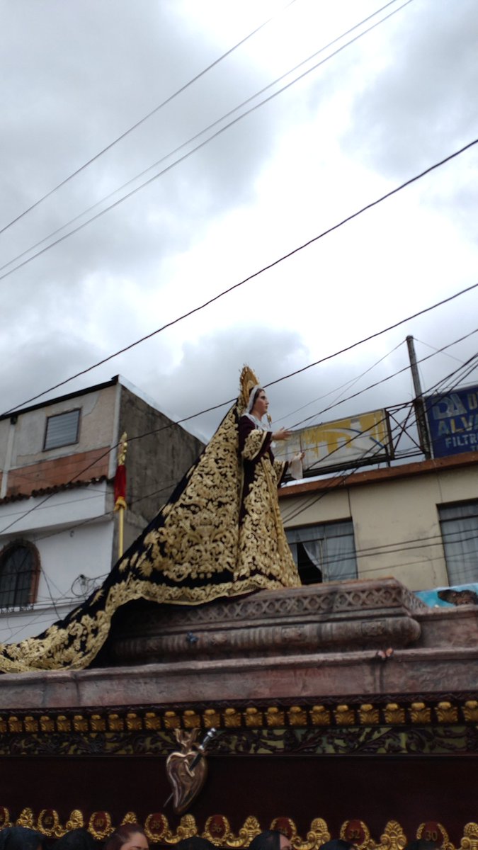 Capirotes_Mad's tweet photo. #DomingoDeRamos | La Virgen de Dolores, Reina del Domingo de Ramos también se desplaza por la 11 avenida para visitar el Barrio Moderno.

#ProcesionesGT #VirgenDeDolores #BarrioModerno #SemanaSanta2022 #Guatemala https://t.co/94s0n4SUuE