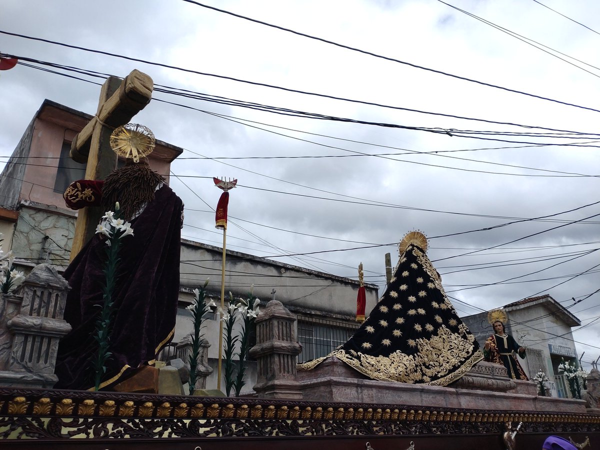 Capirotes_Mad's tweet photo. #DomingoDeRamos | La Virgen de Dolores, Reina del Domingo de Ramos también se desplaza por la 11 avenida para visitar el Barrio Moderno.

#ProcesionesGT #VirgenDeDolores #BarrioModerno #SemanaSanta2022 #Guatemala https://t.co/94s0n4SUuE