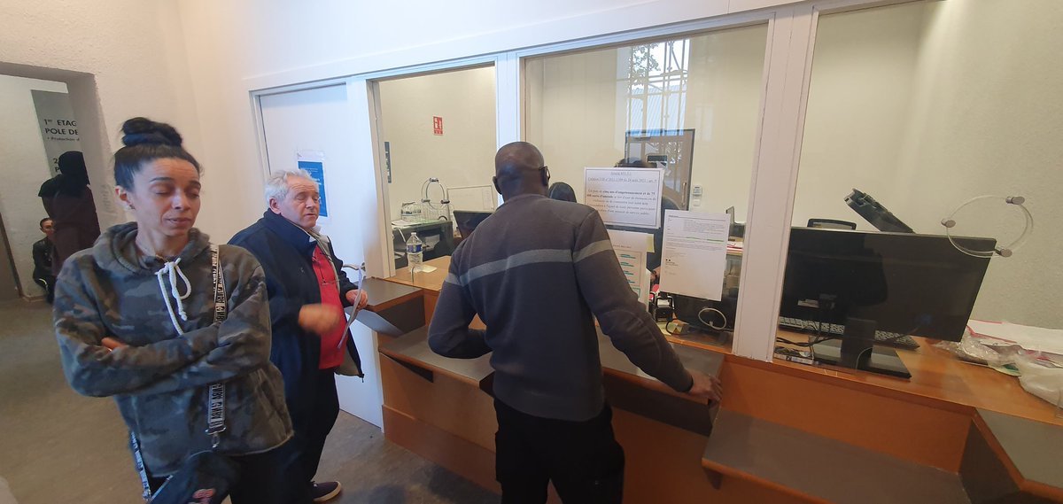 DavidLaMars's tweet photo. En direct du trib. judiciaire, caserne du Muy, des électeurs radiés (pour beaucoup de l'école du Plan d'Aou) font les démarches pour être réintégrés avant la fermeture de 20h. 32 dossiers instruits depuis 14h car beaucoup se sont découragés. "On nous a volé notre droit de vote." https://t.co/slyqX4SRam