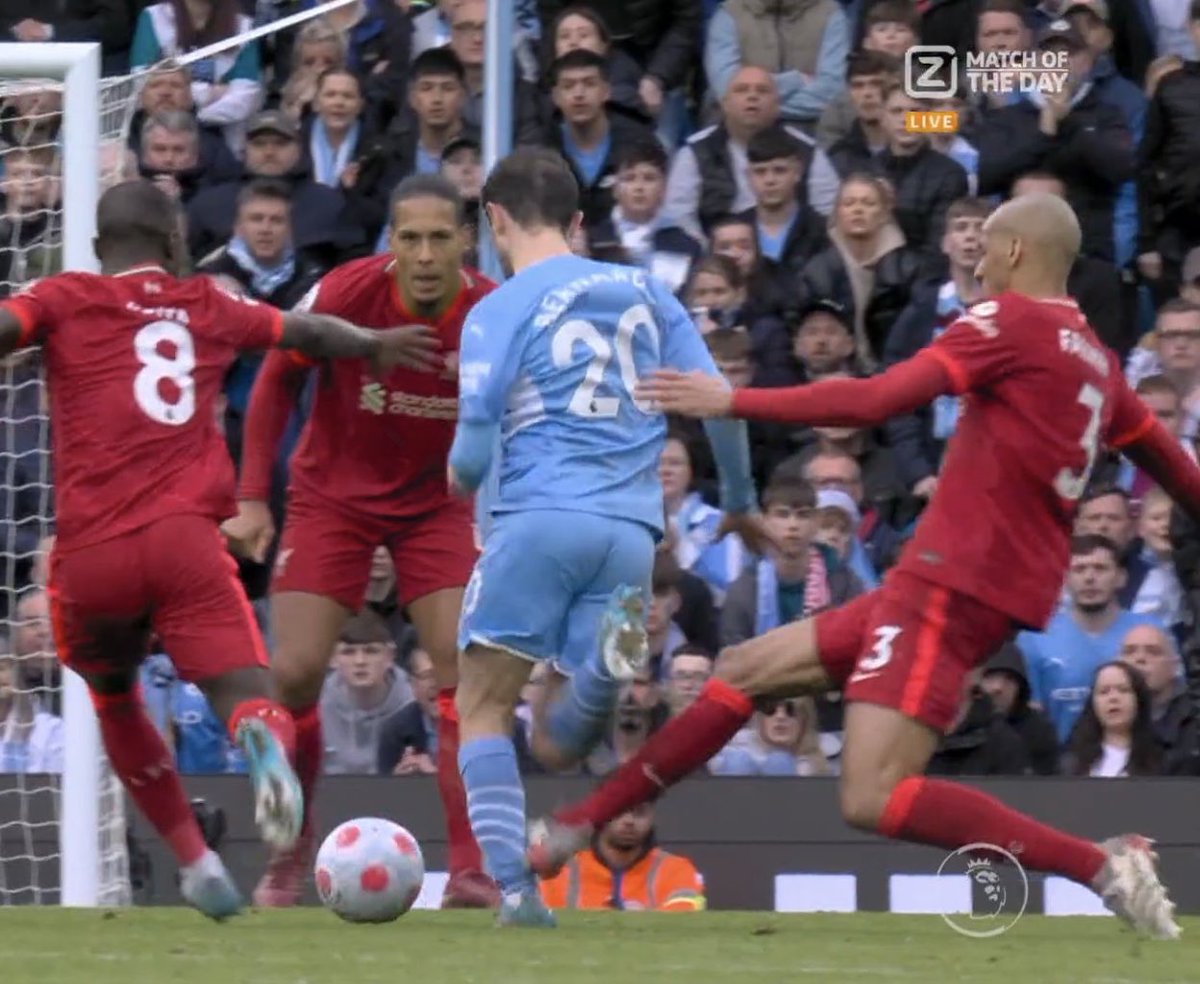 Priceless_MCI's tweet photo. That should’ve been a red for Fabinho https://t.co/RzYJUcvqKQ