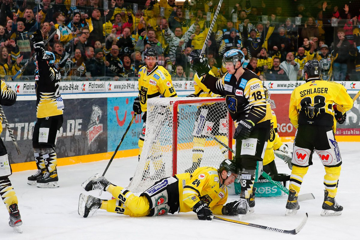 DEL2_News's tweet photo. Serienführung und Matchpuck für #Bayreuth: Die #Tigers gewinnen mit 5:2 gegen die @toelzerloewen . Somit benötigen die Tigers nur noch einen Sieg für den Ligaverbleib.
Foto: Pressefotograf Kolb #del2 #HerzblutEishockey #bttect https://t.co/15coiaUjv7