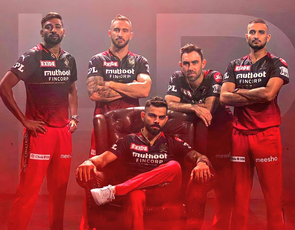 ImTanujSingh's tweet photo. Virat Kohli, Faf du plessis, Maxwell, Siraj, Harshal during the photoshoot. https://t.co/SudyVyelIa