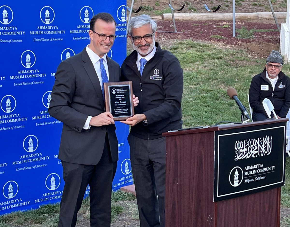 Marc_Berman's tweet photo. Thank you to @EducationIQ &amp; the Ahmadiyya Muslim community for bringing together people of all faiths for a beautiful, fun, educational Iftar dinner focused on justice through compassion last night. I’m deeply honored to receive your 2022 Humanitarian Leadership Award! @alislam https://t.co/BfTmti6Loj