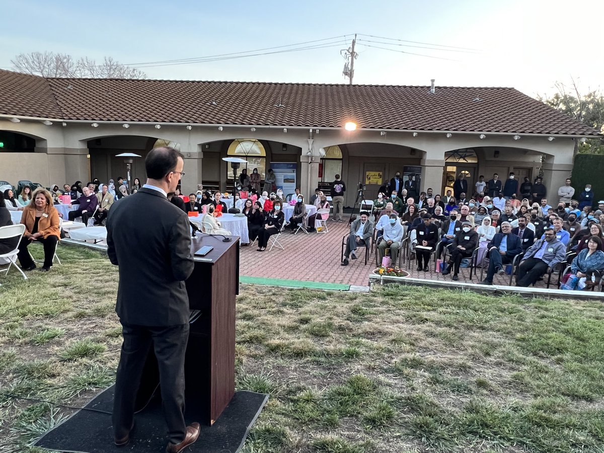 Marc_Berman's tweet photo. Thank you to @EducationIQ &amp; the Ahmadiyya Muslim community for bringing together people of all faiths for a beautiful, fun, educational Iftar dinner focused on justice through compassion last night. I’m deeply honored to receive your 2022 Humanitarian Leadership Award! @alislam https://t.co/BfTmti6Loj