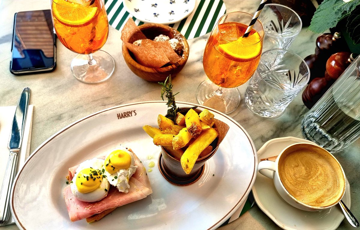 LouiseTollick's tweet photo. First #Apperol of the season and gorgeous al fresco brunch at #HarrysDolceVita in Knightsbridge today 🍹😋 #Sunday #London https://t.co/xmFGGyJSYg