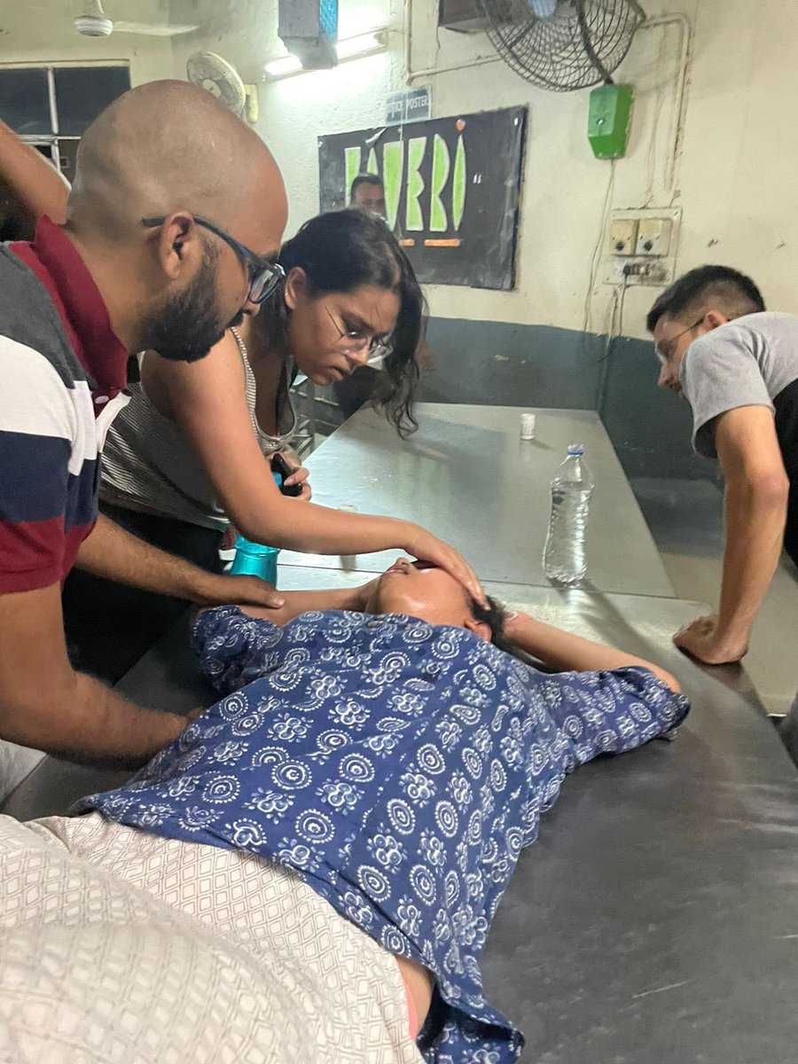 garg_trupti's tweet photo. In 1st pic this girl is injured and blue kurti wali looks absolutely fine..in 2nd pic blue kurti wali is injured and other one is absolutely fine🤔

Jadoooo in JNU https://t.co/ZVK3I5VACT