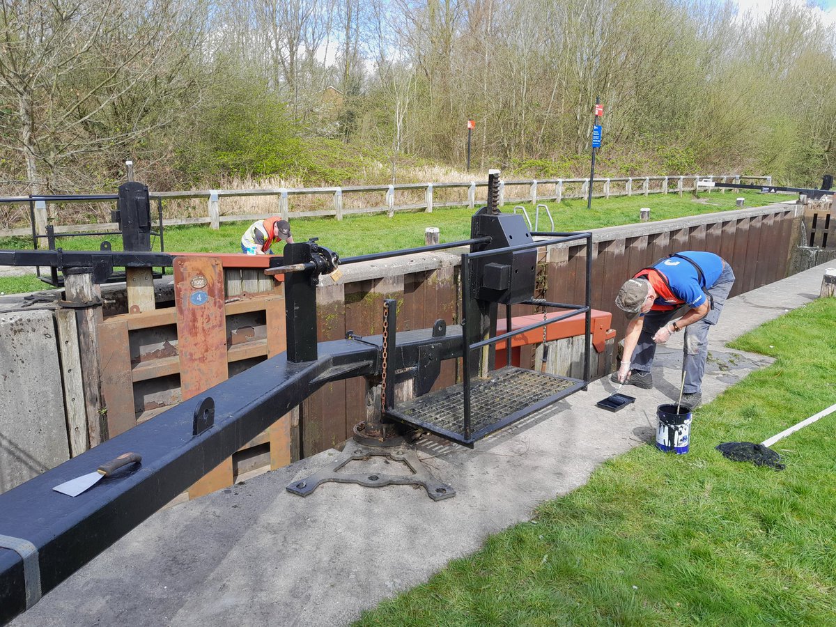 JOrmrodCRT's tweet photo. Great day painting Ribble Link lock 4 on Friday, thanks for all the volunteers for prep on Thursday in the driving rain and painting on Friday in glorious sunshine. #LancasterCanal #RibbleLink #lifesbetterbywater https://t.co/FkbMbACpxo
