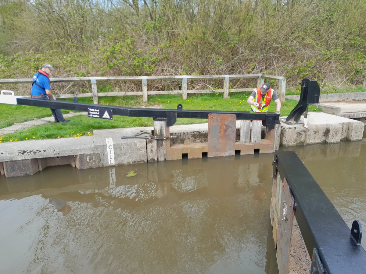 JOrmrodCRT's tweet photo. Great day painting Ribble Link lock 4 on Friday, thanks for all the volunteers for prep on Thursday in the driving rain and painting on Friday in glorious sunshine. #LancasterCanal #RibbleLink #lifesbetterbywater https://t.co/FkbMbACpxo