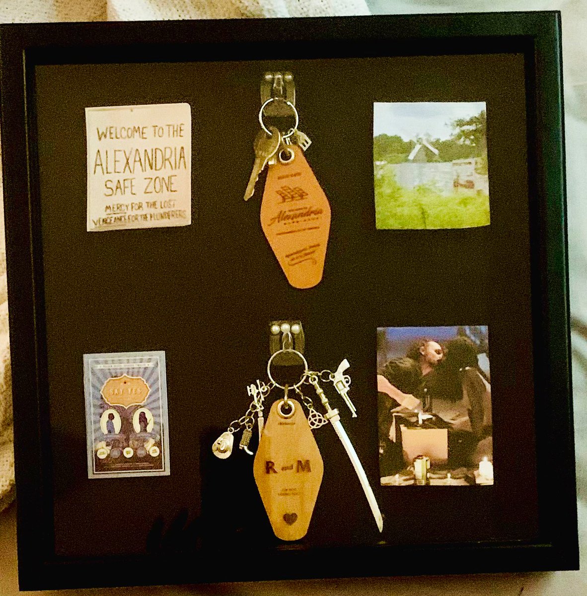 YlkatDelta's tweet photo. So I did a thing…🤷🏽♀️☺️🙌🏾❤️💯 #TWD #AlexandriaSafeZone #Richonne #KeyTags #Charms #SayYesSticker @wynthewalker https://t.co/yD70Oth4pf