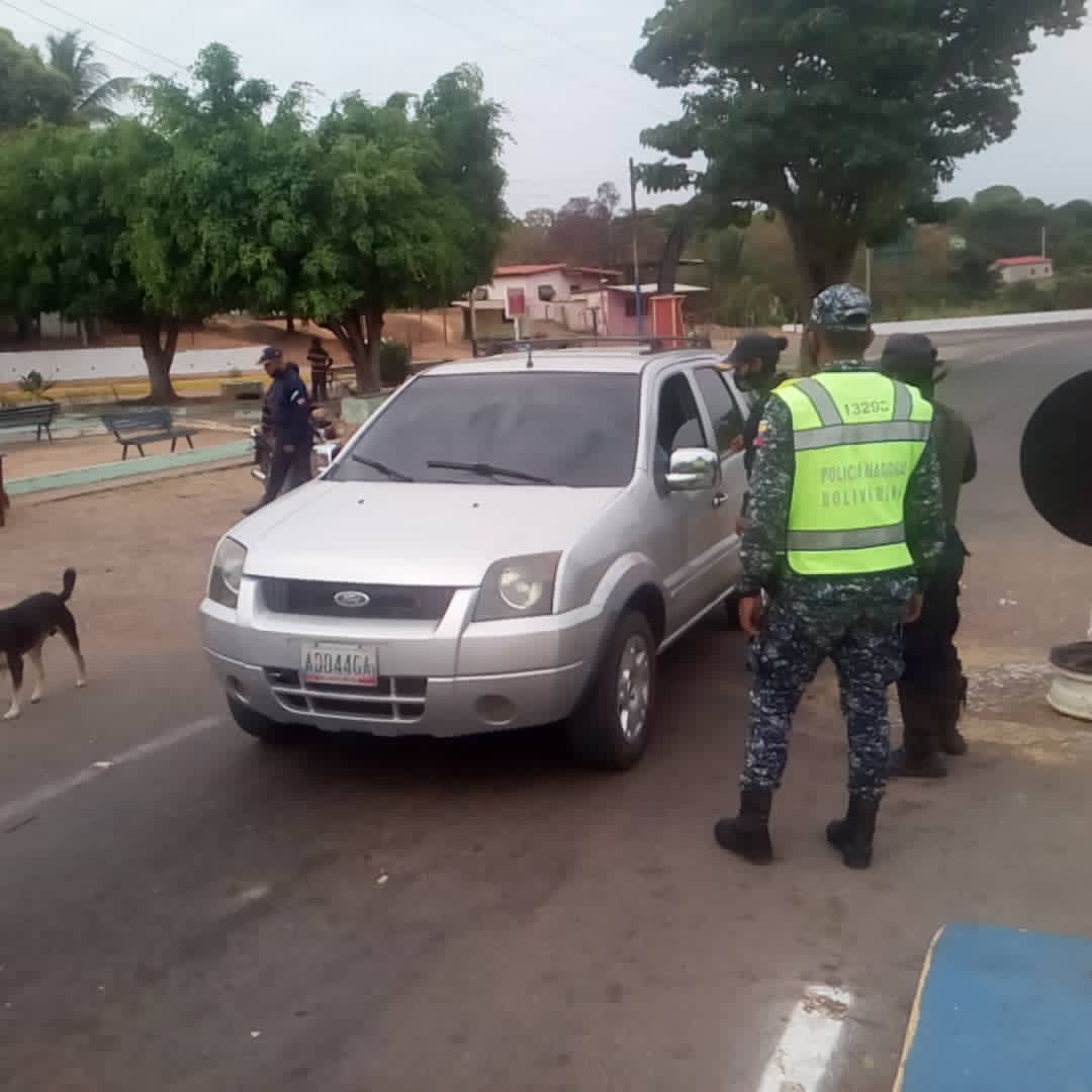 Guaricoseguro's tweet photo. #Hoy|| Con el fin de dar cumplimiento al Plan Nacional de optimización de los @cuadrantdpaz y así brindar seguridad y protección a la población en general, se realizó saturación de áreas mixta en el Mpio. Mellado.
#InicioDeLaSemanaMayor 
#CCP6 https://t.co/gt7tqBPOq5