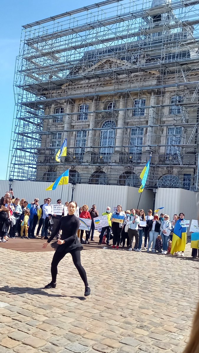 CatherineDarfay's tweet photo. Avec Lisa,  une chorégraphe ukrainienne réfugiée à #Bordeaux https://t.co/GUfJtPvwcc