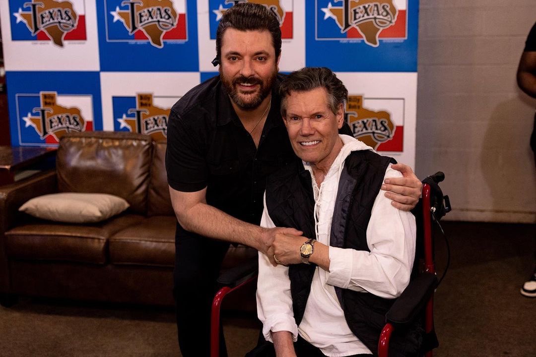 ChrisYoungMusic's tweet photo. SOLD OUT TEXAS!!! And even had a special guest hang at the show @randytravis #famousfriends @BillyBobsTexas https://t.co/1Xgu98oSxY