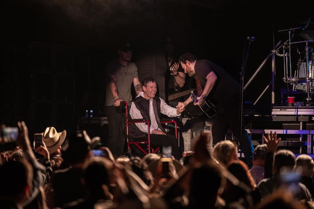 ChrisYoungMusic's tweet photo. SOLD OUT TEXAS!!! And even had a special guest hang at the show @randytravis #famousfriends @BillyBobsTexas https://t.co/1Xgu98oSxY