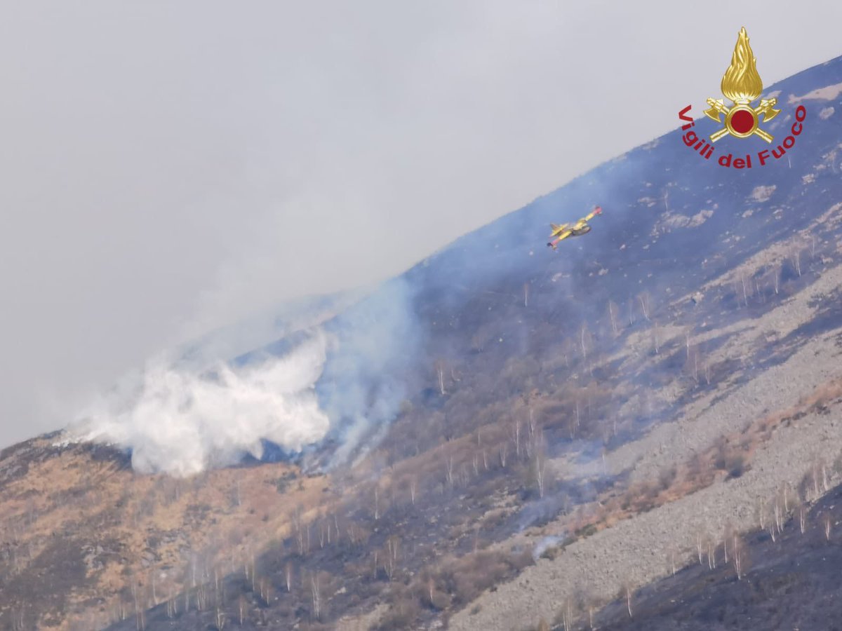 Prosegue il lavoro dei #vigilidelfuoco con squadre a terra, un #Canadair e un elicottero per spegnere il vasto #incendio che da due giorni sta interessando la vegetazione sopra Rueglio ed Issiglio, in Val Chiusella (TO). Sul posto anche i volontari regionali #10aprile