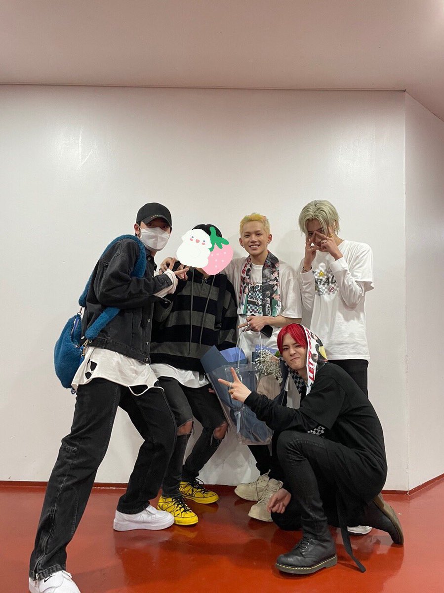 intomhb's tweet photo. hyunhayo and won in one frame, im gonna cry https://t.co/36dbV57Pt6