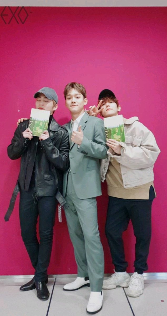 poppopoppop55's tweet photo. ความซัพพอร์ตกันและกันของเมมเบอร์ EXO ไม่มีที่สิ้นสุดเลยจริงๆ ถึงจะเป็นกิจกรรมเดี่ยวแต่เมมเบอร์ที่เหลือก็จะตามไปให้กำลังใจกันตลอด อีกหนึ่งความน่ารักของครอบครัว EXO 😭😭😭😭😭😭😭😭😭 https://t.co/h0v8LSoJPo