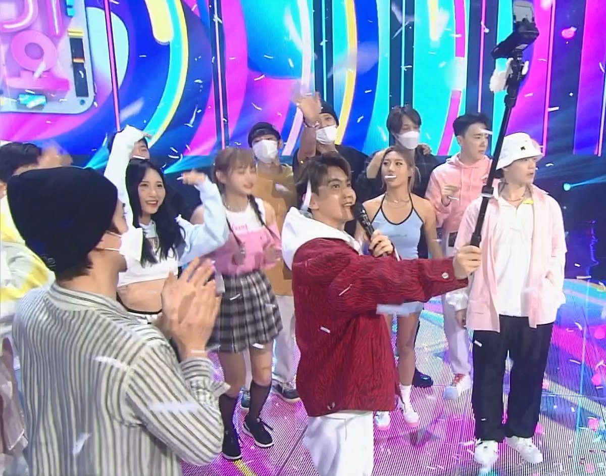 poppopoppop55's tweet photo. ความซัพพอร์ตกันและกันของเมมเบอร์ EXO ไม่มีที่สิ้นสุดเลยจริงๆ ถึงจะเป็นกิจกรรมเดี่ยวแต่เมมเบอร์ที่เหลือก็จะตามไปให้กำลังใจกันตลอด อีกหนึ่งความน่ารักของครอบครัว EXO 😭😭😭😭😭😭😭😭😭 https://t.co/h0v8LSoJPo
