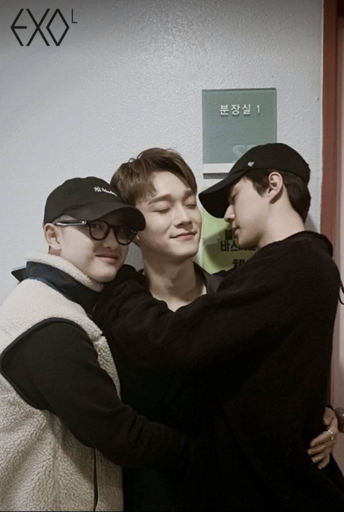 poppopoppop55's tweet photo. ความซัพพอร์ตกันและกันของเมมเบอร์ EXO ไม่มีที่สิ้นสุดเลยจริงๆ ถึงจะเป็นกิจกรรมเดี่ยวแต่เมมเบอร์ที่เหลือก็จะตามไปให้กำลังใจกันตลอด อีกหนึ่งความน่ารักของครอบครัว EXO 😭😭😭😭😭😭😭😭😭 https://t.co/h0v8LSoJPo