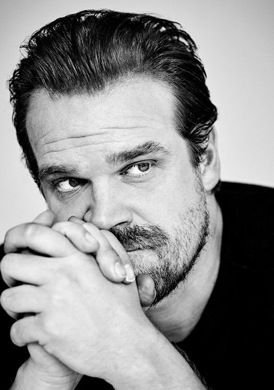 Hoje(10/04) David harbour (hopper)está completando 47 aninhos  happy Birthday David      