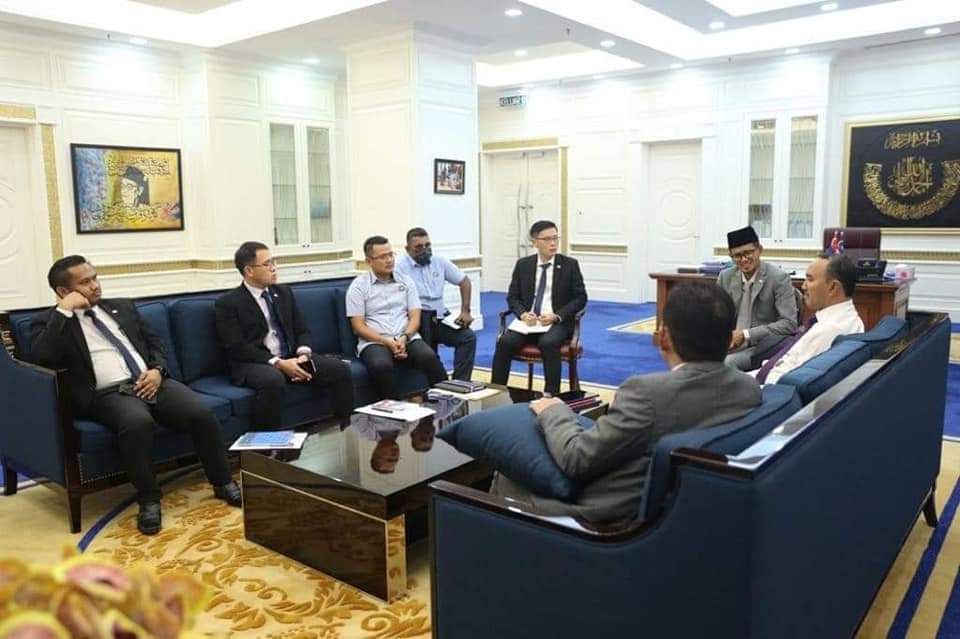 LingTianSoon1's tweet photo. We work as a team💪🏻

Post mortem bersama YAB @onnhafiz , Menteri Besar Johor tentang gerak kerja sepanjang dua minggu lepas dan bincang perancangan masa depan.
#KesihatanDanPerpaduan
#BangsaJohor https://t.co/5LsPWrvkfy