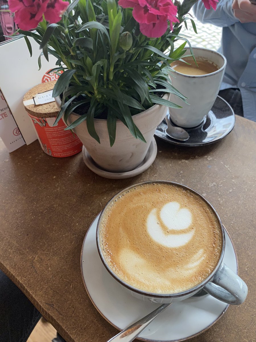 Jen_Selzer's tweet photo. Es hat endlich geklappt und zwei sprach- und literaturinteressierte Pfälzer (und jetzige Wahlmarburger) haben sich zum Kaffee trinken getroffen! @rohersand https://t.co/UyQdDgyH17