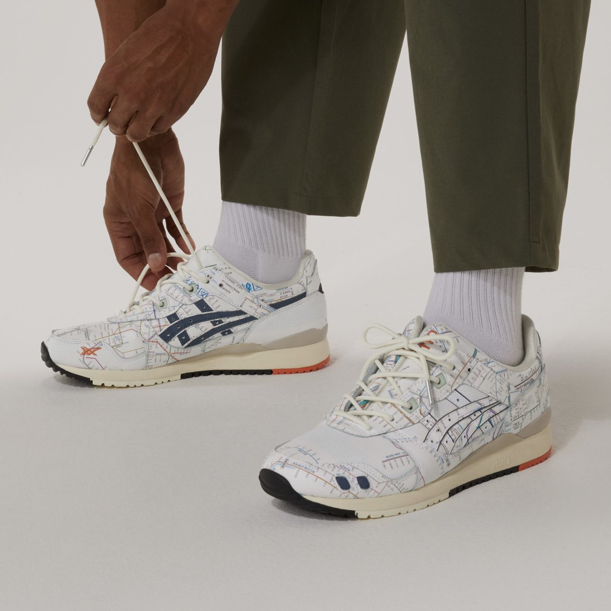 STRENDJP's tweet photo. #atmos と #ASICS(@ASICS_SPS_JP) がコラボしたスニーカー「GEL-LYTE III OG “SUBWAY PACK”」を発売。

atmosが拠点するニューヨーク＆東京の地下鉄の路線図をデザイン。

詳細はこちら▷ https://t.co/UGqr7b3TzB

#スニーカーヘッズ
#スニーカー男子
#スニーカー女子
#ファッション https://t.co/Y8SLIYhMZs