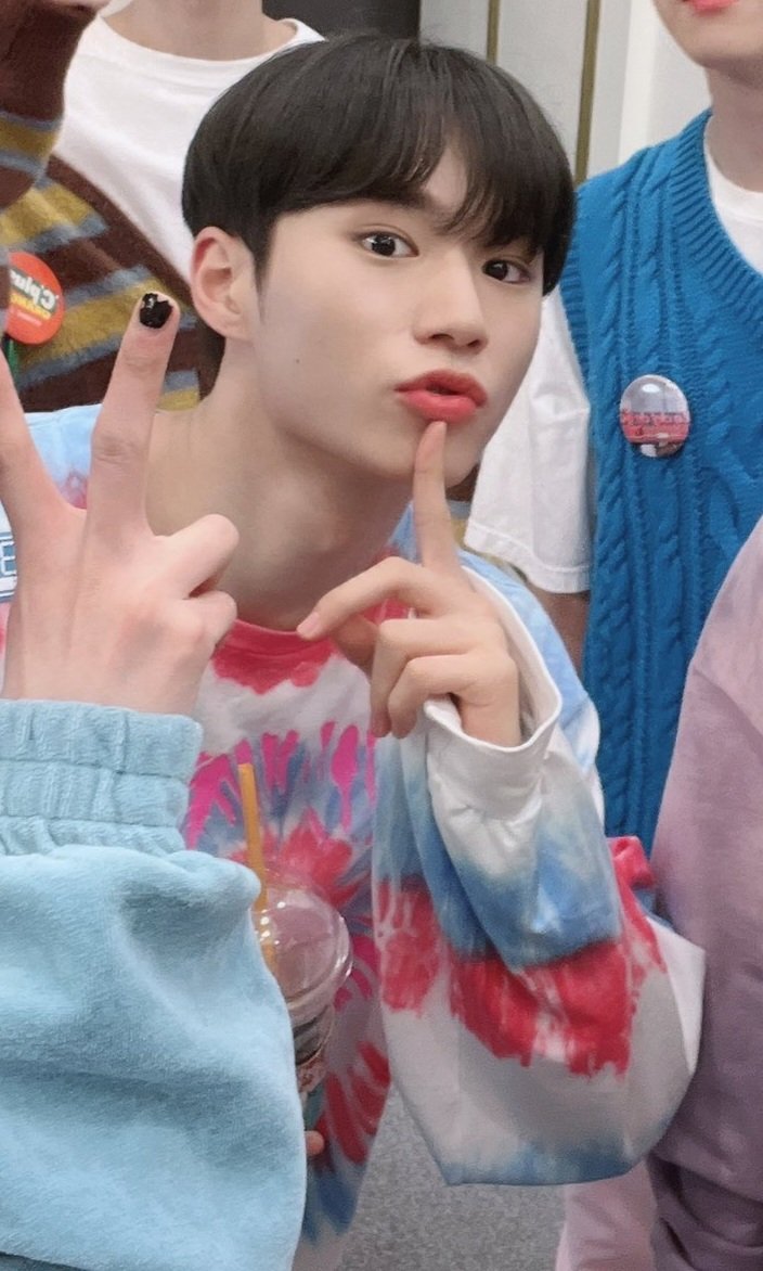 thinkerjunseo's tweet photo. junseo looking like a kid with this shirt and his black hair https://t.co/9mpYH2KzfF