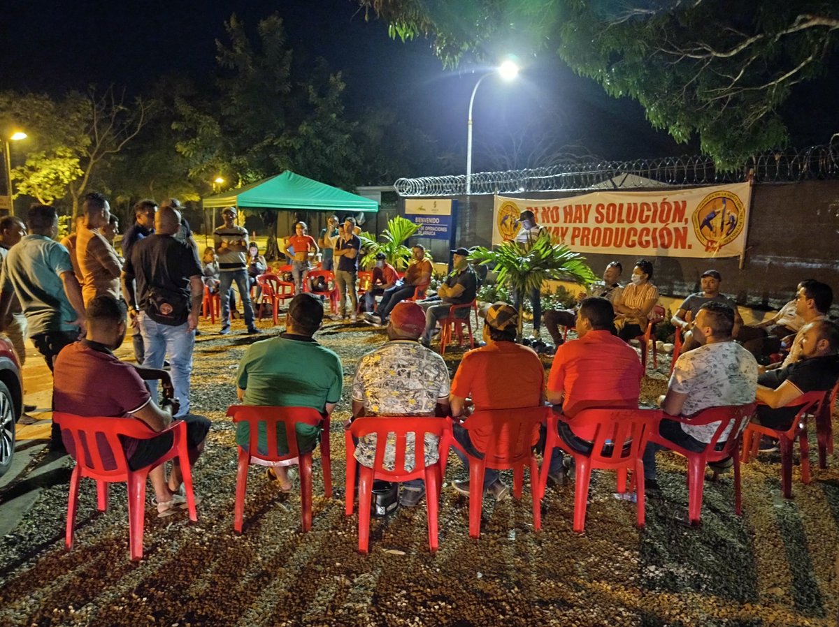 En cada uno de los puntos de concentración hablamos con los trabajadores, contando la verdad de cómo va la negociación de la convención colectiva. Las mentiras de SierraCol no convencen, la movilización sigue firme.

!SIN LUCHAS NO HAY VICTORIAS!