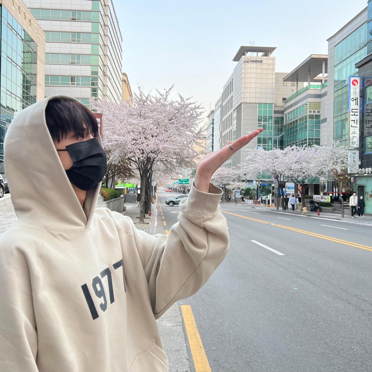 [📲PM] 100422 YH 🍞 

Hoon sent these photos taken by Q~ He also changed his pfp on 🪐 with the first photo!