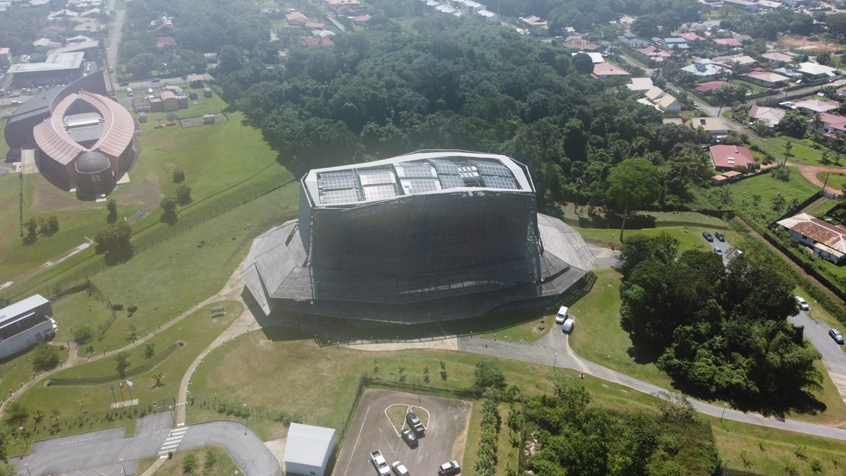 pperrot_973's tweet photo. Maison des Cultures et des Mémoires de #Guyane @CTdeGuyane : 
Installation solaire PV en autoconsommation de 91 kWc pour une production de 133 MWh/an, soit 10% des besoins du bâtiment et 73tCO2/an évitées.
Architectes: D3 Architectes - ABRIBA
AMO Solaire: INGEKO Energies https://t.co/SeWjiA44dq